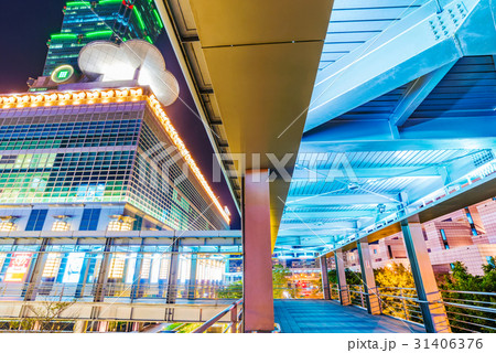 Footbridge leading into Taipei 101 mall 31406376