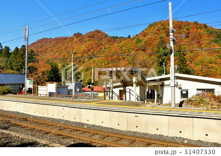 紅葉と無人駅 31407330