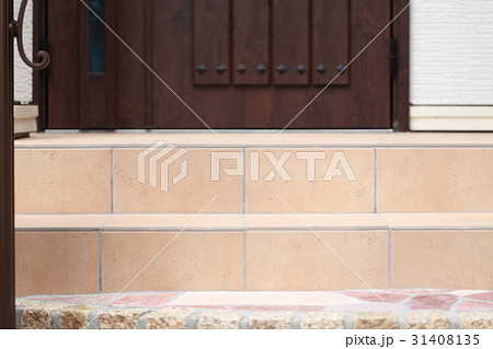 玄関 階段 Diy 鉄平石 乱張り 石張り ジェラストーン 乱形石 施工 段差 外構 住宅 の写真素材