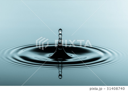 Water drop falling and drips on water mirror. 31408740