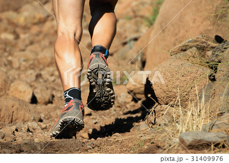 Cross running feet run through rocky terrain 31409976