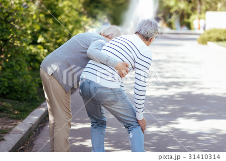 Ill aged couple supporting each other in the park Ill aged couple supporting each other in the park 31410314