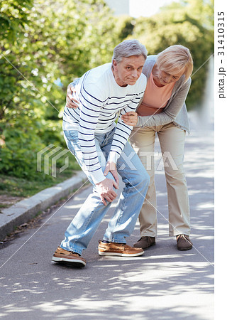 Puzzled pensioner feeling pain in the knee 31410315