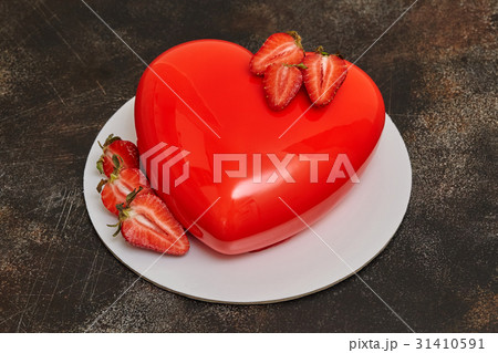 Red glaze mousse cake, heart shape form 31410591