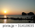 夕暮時の円月島 31410635