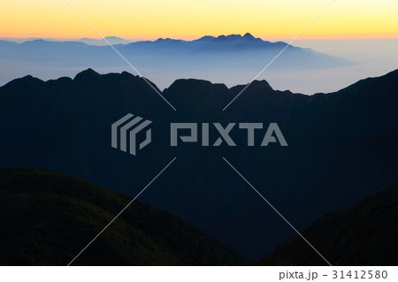 仙丈ヶ岳から夜明けの鋸岳稜線と八ヶ岳 31412580