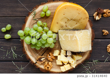 Cheese platter, gouda herb on natural wood disc 31414640