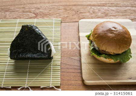 おにぎりとハンバーガー おにぎりとハンバーガー 31415061
