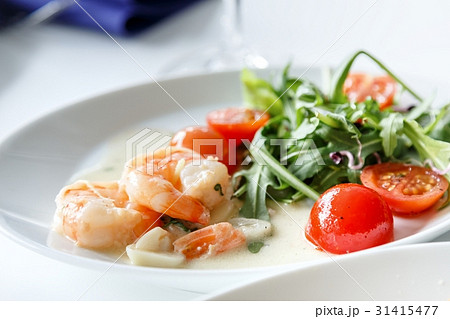 Shrimps salad with tomatoes Shrimps salad with tomatoes 31415477