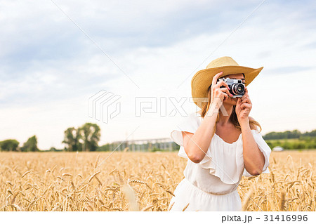 Retro photographer using old camera Retro photographer using old camera 31416996