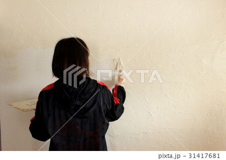 漆喰を塗る女性 31417681