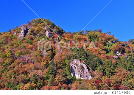 山寺を彩る鮮やかな紅葉と爽やかな秋空 31417936