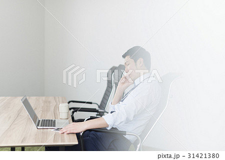 30代男性1人　ビジネスマン　オフィス 31421380