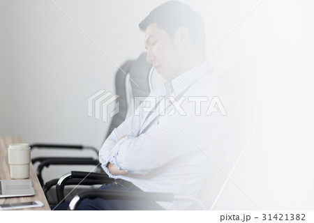 30代男性1人　ビジネスマン　オフィス 31421382