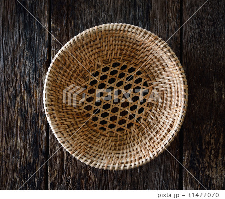 empty basket on wood empty basket on wood 31422070