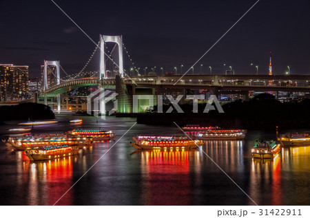 【東京夜景】デックス東京ビーチからのレインボーブリッジと屋形船 31422911