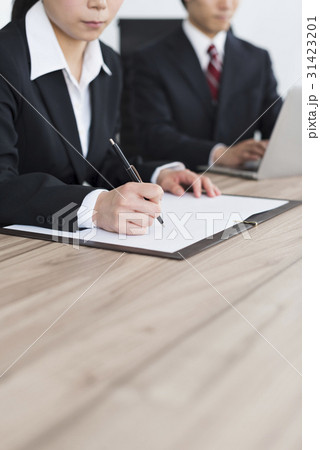 20代男女　ビジネスパーソン　 31423201