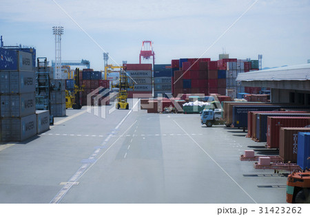 コンテナが並ぶマースクの倉庫 31423262