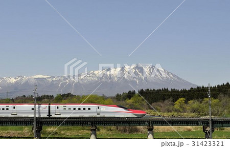 秋田新幹線E6系と岩手山1 31423321