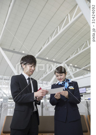 空港職員に質問をするビジネスマンの写真素材
