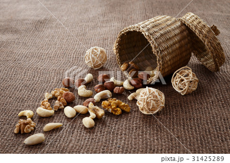 Almonds, cashew, walnuts and hazelnuts Almonds, cashew, walnuts and hazelnuts 31425289
