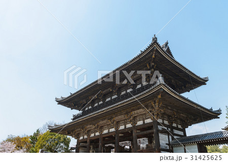 古都京都 仁和寺仁王門の風景の写真素材