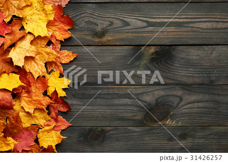 Wooden background with autumn leaves Wooden background with autumn leaves 31426257