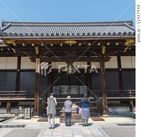 仁和寺金堂の参拝風景 31427549