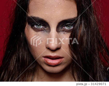 Woman's face  with wet stage make up 31429071