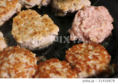 fries cutlets in a frying pan fries cutlets in a frying pan 31430676