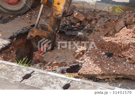 Excavator working on the Repair of pipe water  31431570