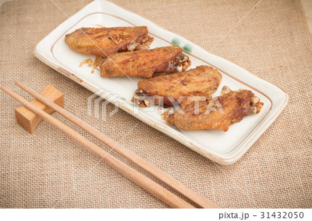 Fried chicken wings and crispy garlic in plate 31432050