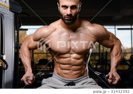 Caucasian sexy fitness model in gym close up abs. 31432392