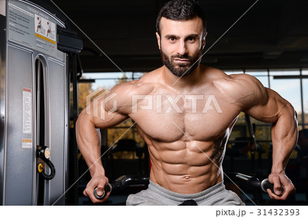 Caucasian sexy fitness model in gym close up abs. 31432393