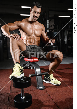 Caucasian sexy fitness male model execute exercise Caucasian sexy fitness male model execute exercise 31432705