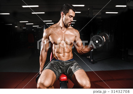 Caucasian sexy fitness male model execute exercise Caucasian sexy fitness male model execute exercise 31432708