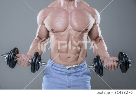 Handsome power athletic man on diet training pumping up muscles 31433276