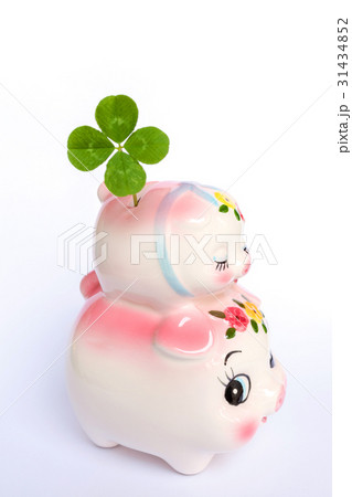 豚の貯金箱と四つ葉のクローバー 31434852