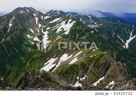 剱岳の登りから見る別山尾根と剱沢・立山連峰 31435732