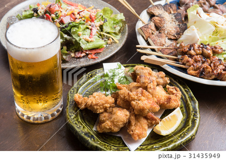 居酒屋メニューと生ビール 31435949