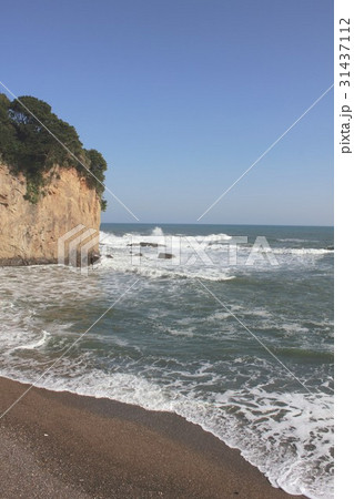 福島県の浜通り、いわき市江之網の海岸から快晴の太平洋を望む 福島県の浜通り、いわき市江之網の海岸から快晴の太平洋を望む 31437112