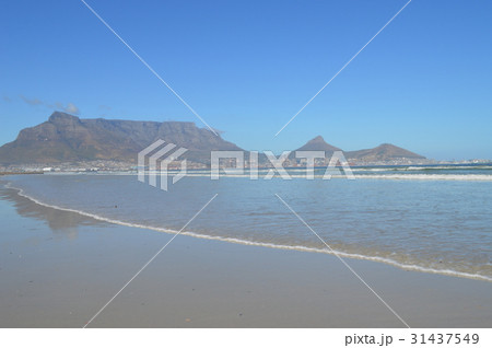 南アフリカ、ケープタウンの海岸の波打ち際 31437549