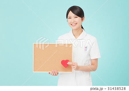 女性　看護師　メッセージボード　ハート 31438528