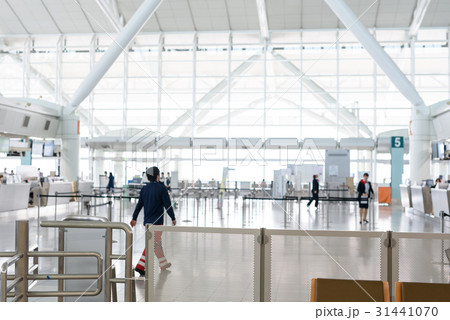 空港内の出発ロビーを歩く 31441070