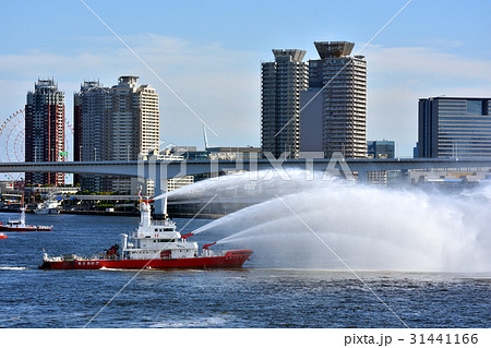 東京消防庁の消防艇による放水 31441166