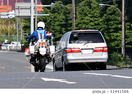 違反車両を追尾する警視庁第二交通機動隊の白バイ 31441566