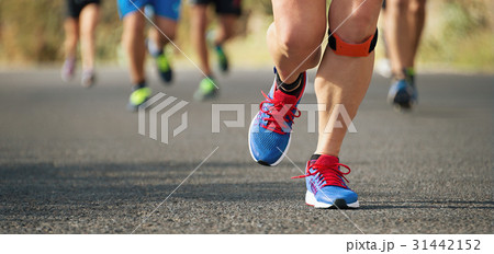 Marathon running race in the light of evening Marathon running race in the light of evening 31442152