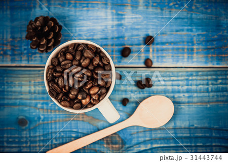 Coffee cup and coffee beans on wooden background Coffee cup and coffee beans on wooden background 31443744
