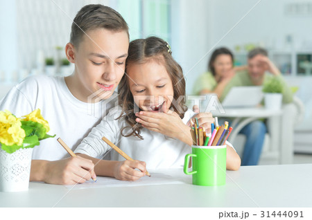 Brother and sister spending time together 31444091