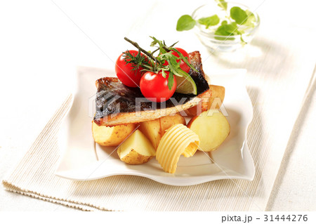 Pan fried fish fillet with new potatoes Pan fried fish fillet with new potatoes 31444276